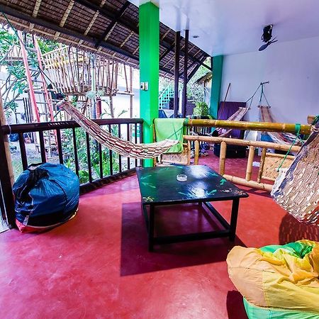 Jeepney Hostel And Kite Resort Balabag  Bagian luar foto