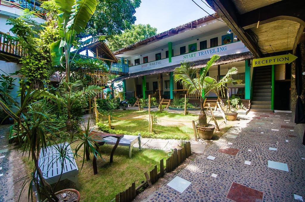 Jeepney Hostel And Kite Resort Balabag  Bagian luar foto