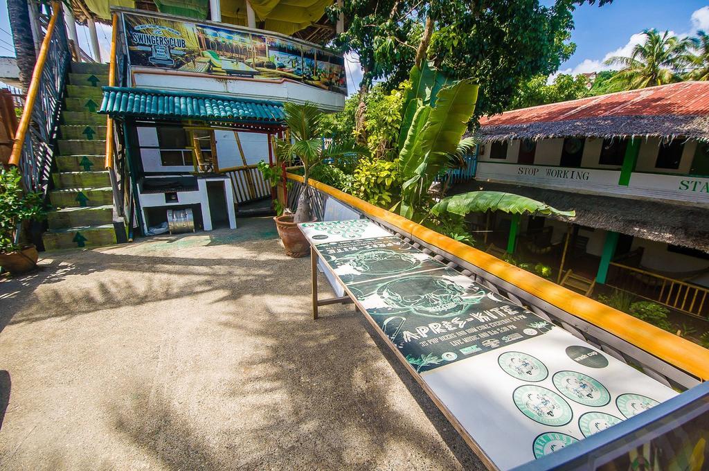 Jeepney Hostel And Kite Resort Balabag  Bagian luar foto
