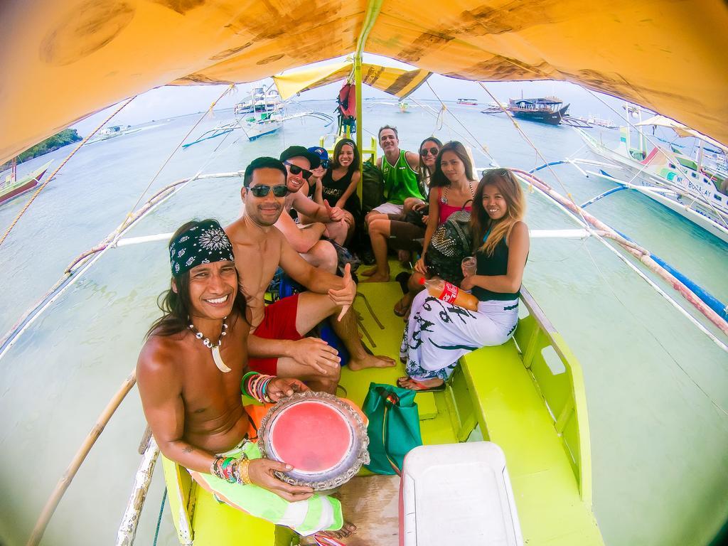 Jeepney Hostel And Kite Resort Balabag  Bagian luar foto