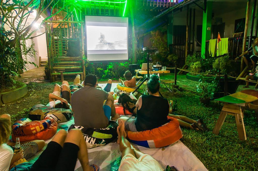 Jeepney Hostel And Kite Resort Balabag  Bagian luar foto