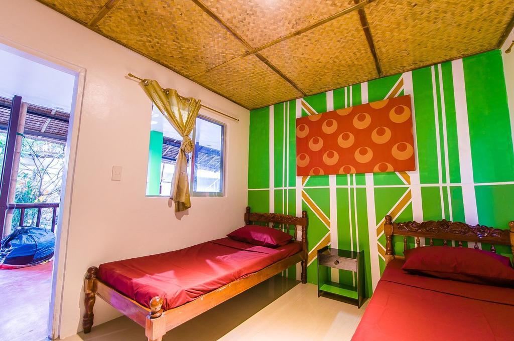 Jeepney Hostel And Kite Resort Balabag  Bagian luar foto