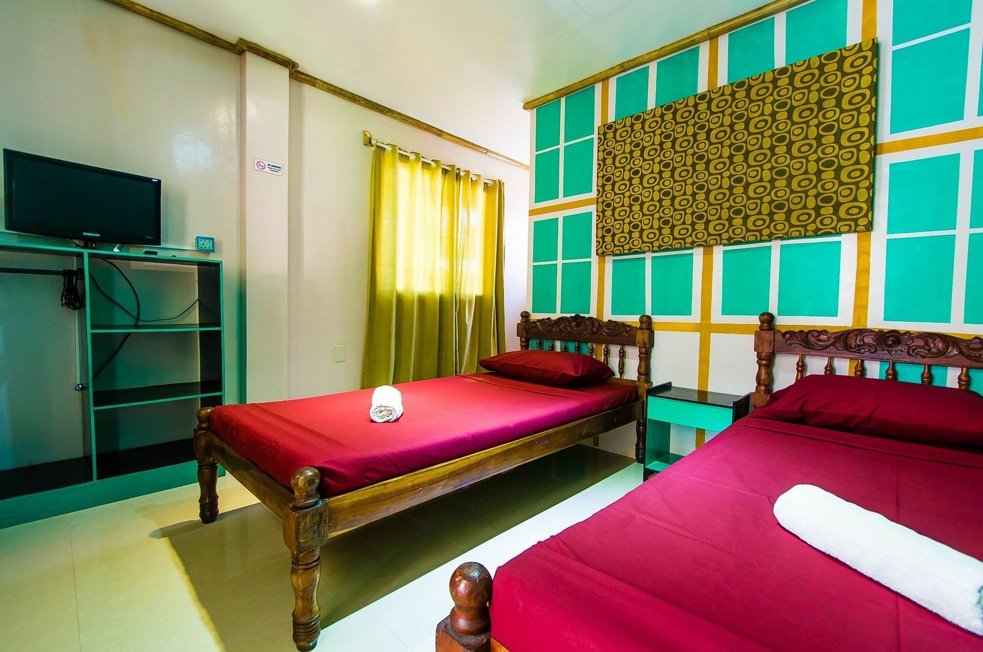 Jeepney Hostel And Kite Resort Balabag  Bagian luar foto