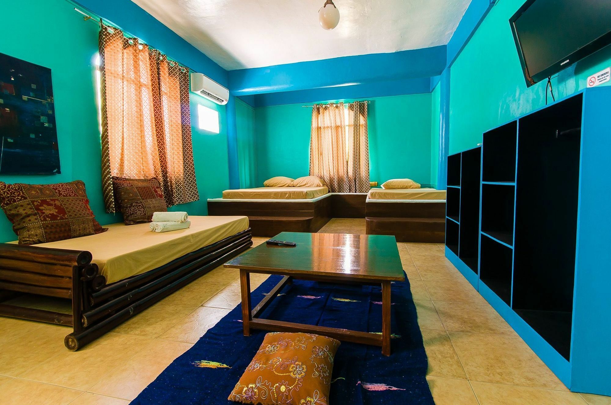 Jeepney Hostel And Kite Resort Balabag  Bagian luar foto