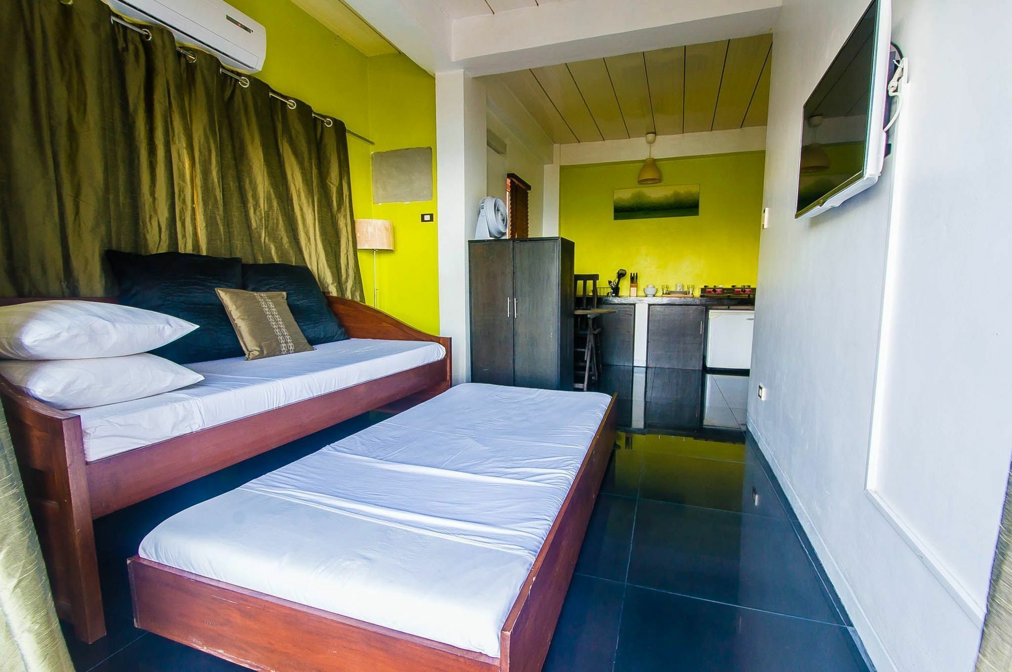 Jeepney Hostel And Kite Resort Balabag  Bagian luar foto