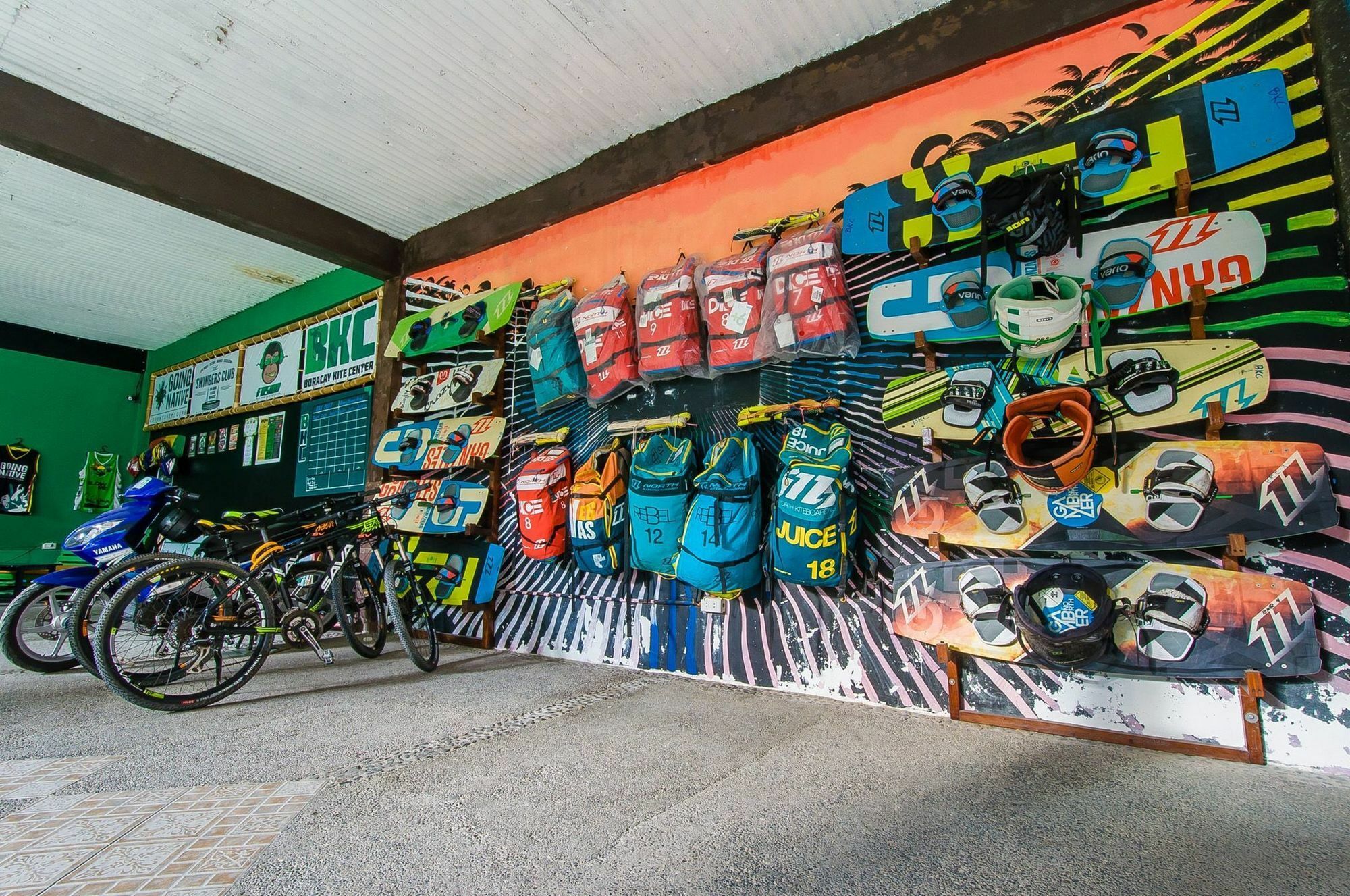Jeepney Hostel And Kite Resort Balabag  Bagian luar foto